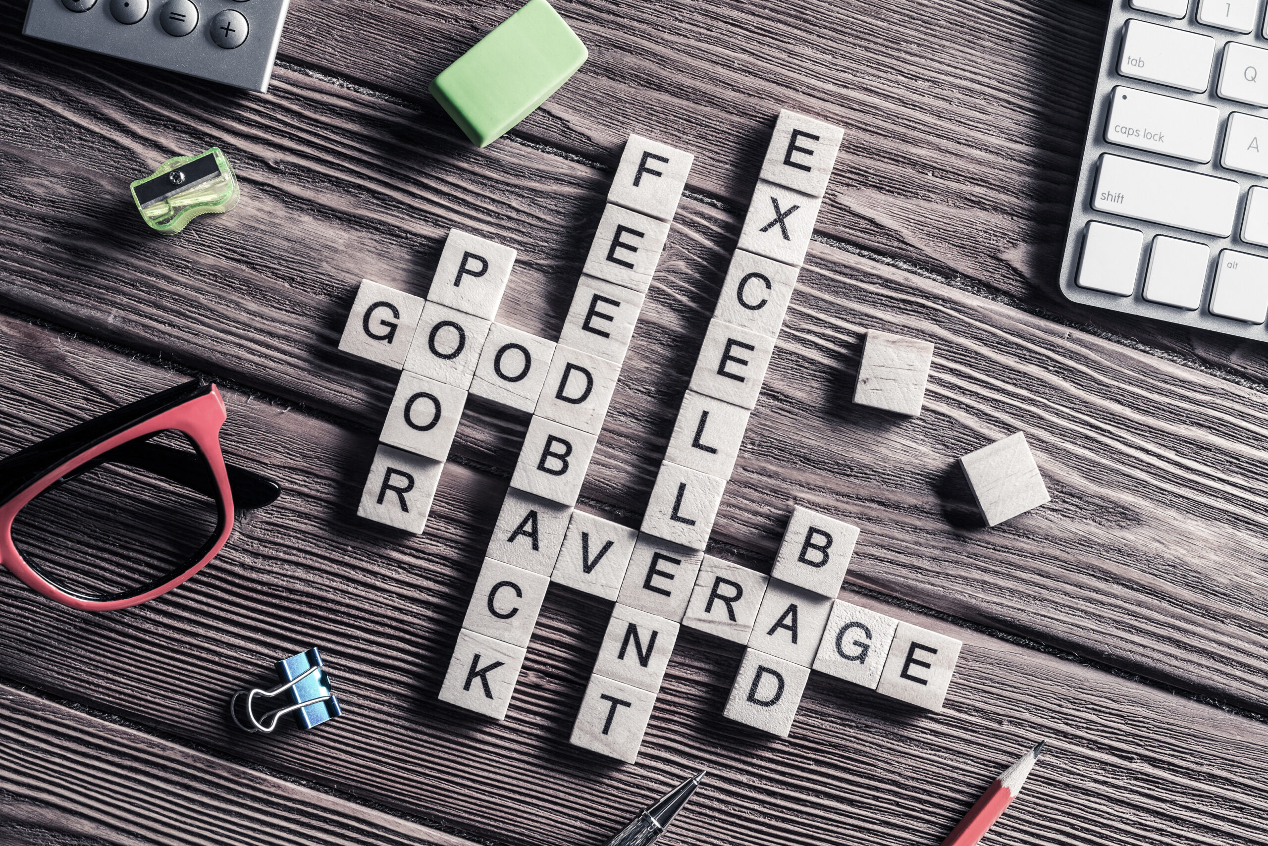 Leadership coaching concept with feedback blocks on a desk, showing the impact of clear and actionable communication.