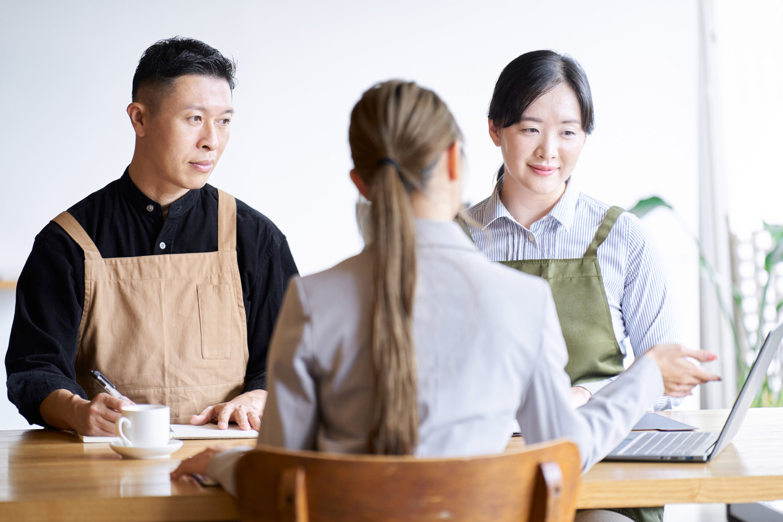 Frontline coaching in food service, helping teams build customer trust through daily interactions.
