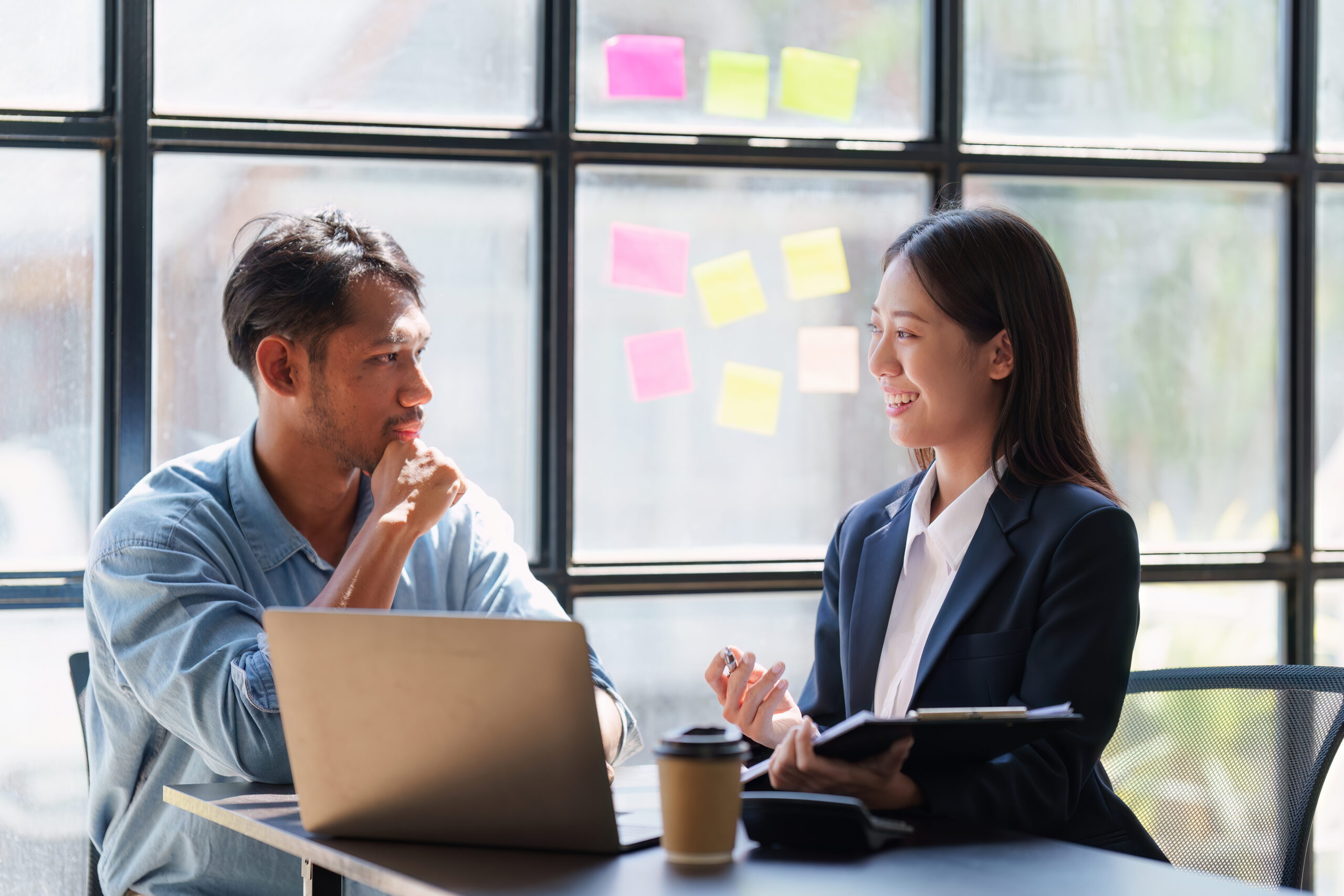 Sales manager and salesperson having a coaching conversation after a sales call, reflecting on real behaviour and activating learning in the field.